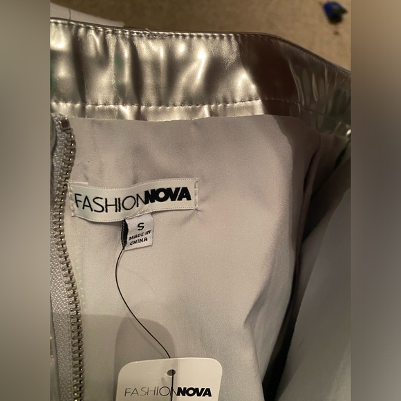 NWT SILVER METALLIC SKIRT - Picture 4 of 8